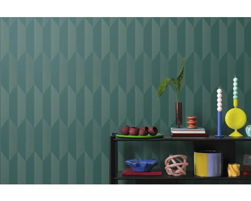 Mönstrat vardagsrum med hylla och dekoration mot en mönstrad tapetbakgrund