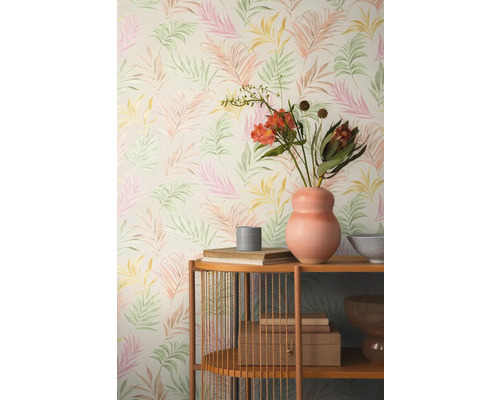 Rumsöversikt med tapet med bladmönster och trähylla med dekorativa föremål