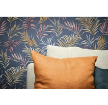 Dekorativ tapet med bladmönster och kuddar i förgrunden.