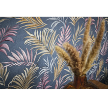 Närbild av en mörkgrå tapet med ett mönster av rosa, bruna och vita blad