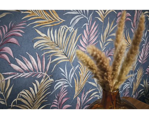 Närbild av en mörkgrå tapet med ett mönster av rosa, bruna och vita blad