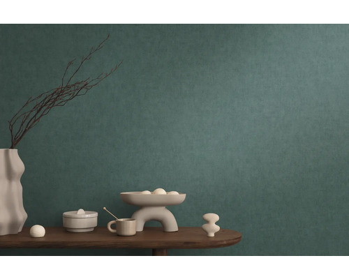 Dekorativ stilleben scen med vas, skål, mugg och burk på ett bord