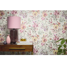 Dekorativ blomtapet i ett rum med bord och lampa