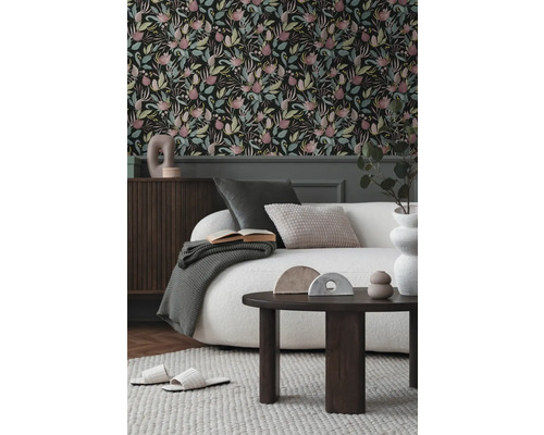 Vardagsrum med blommig tapet, soffa, soffbord och dekorativa element för en stilfull inredning
