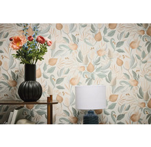 Dekorativt rum med blomstertapet, bord med blomvas och lampa