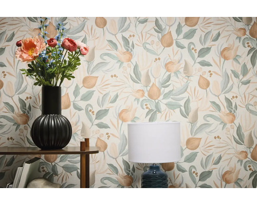 Dekorativt rum med blomstertapet, bord med blomvas och lampa