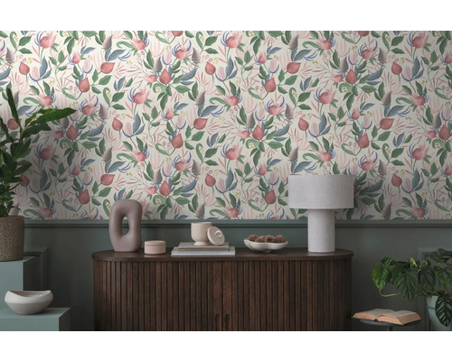 Dekorativ interiör med blommiga tapeter, byrå och krukväxter för en stilfull atmosfär