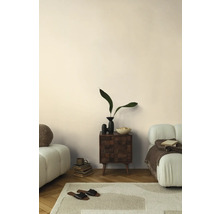 Vardagsrum med matta, soffa och träskåp