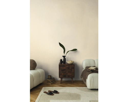 Vardagsrum med matta, soffa och träskåp