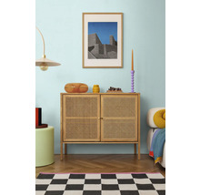 Vardagsrumsinredning med byrå, dekoration och inramad bild