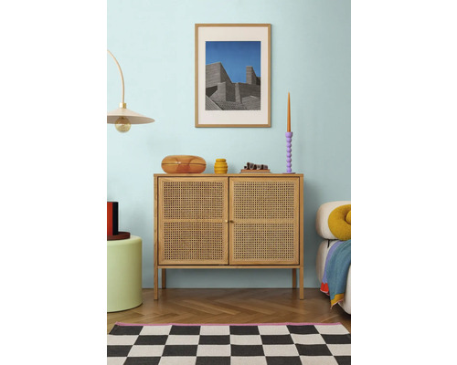 Vardagsrumsinredning med byrå, dekoration och inramad bild