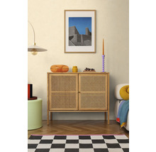 Vardagsrum med byrå, dekoration och schackrutigt mönster matta