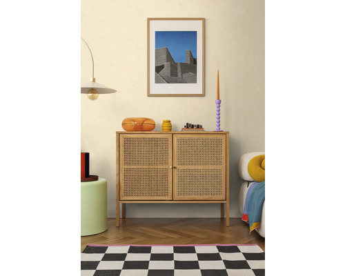 Vardagsrum med byrå, dekoration och schackrutigt mönster matta