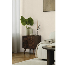 Dekorativt rum med nattduksbord i trä, krukväxt och ljusstake