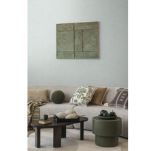 Vardagsrum med soffa, kuddar, soffbord och väggdekoration för en mysig atmosfär