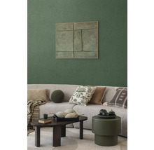 Vardagsrum med soffa, kuddar, soffbord och väggdekoration för en mysig atmosfär