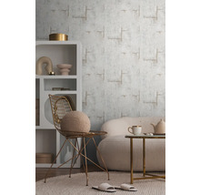 Interiör med mönstrad tapet, hylla, fåtölj, soffa och soffbord