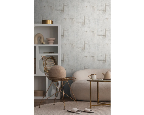 Interiör med mönstrad tapet, hylla, fåtölj, soffa och soffbord