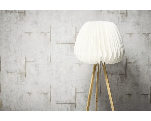 Golvlampa med lampskärm och träben