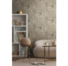 Dekorativt vardagsrum med tapet, hylla, fåtölj och soffa för en mysig atmosfär