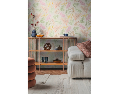 Vardagsrum med mönstrad tapet och trähylla