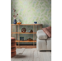 Vardagsrum med mönstrad tapet, hylla och soffa