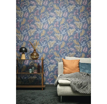 Vardagsrum med en väggbeklädnad med palmbladmönster, hylla och soffa.