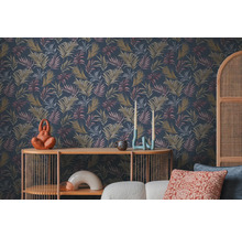 Scen med mörk tapet med bladmönster, bord och dekorativa föremål