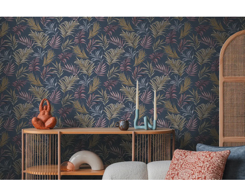 Scen med mörk tapet med bladmönster, bord och dekorativa föremål