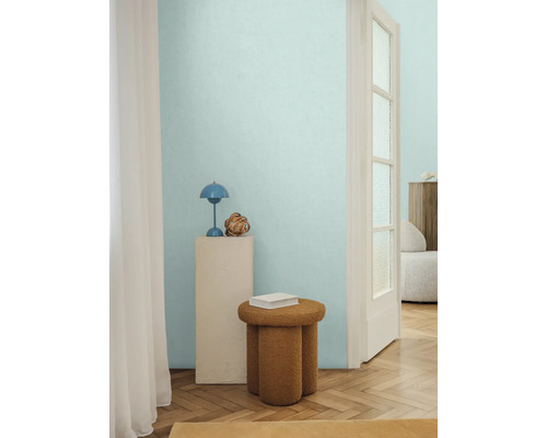 Interiör med sidobord, lampa och dekoration på en piedestal