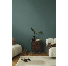 Vardagsrum med vägg, matta, soffa och byrå