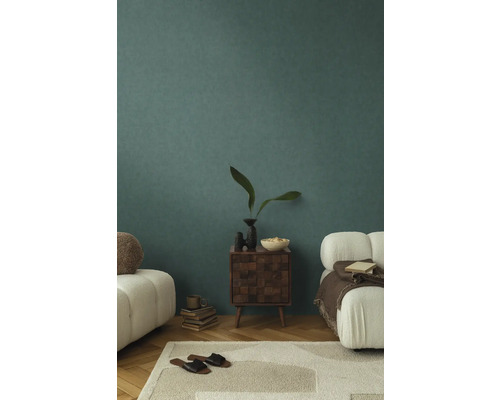 Vardagsrum med vägg, matta, soffa och byrå