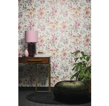 Rum med blommig tapet, skrivbord, lampa och sittdyna