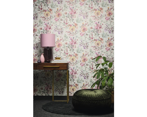Rum med blommig tapet, skrivbord, lampa och sittdyna