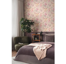 Sovrum med blommig tapet, fåtölj och säng