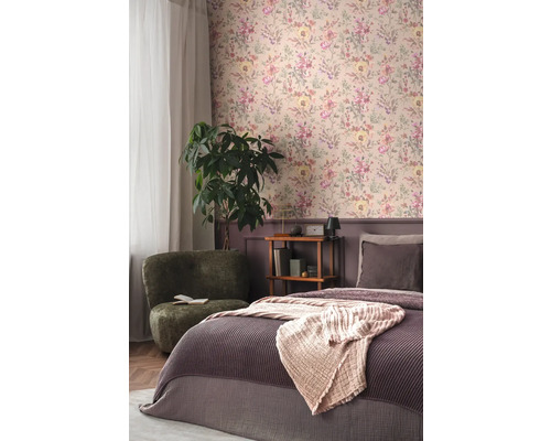 Sovrum med blommig tapet, fåtölj och säng