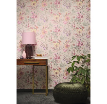Rum med blommig tapet, konsolbord, lampa, krukväxt och sittdyna