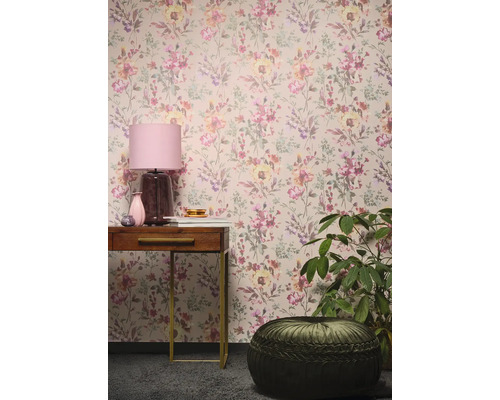 Rum med blommig tapet, konsolbord, lampa, krukväxt och sittdyna