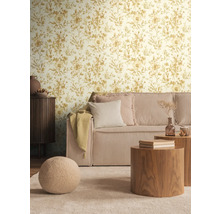 Vardagsrum med blommönstrad tapet, manchester soffa, soffbord och matta för en mysig atmosfär