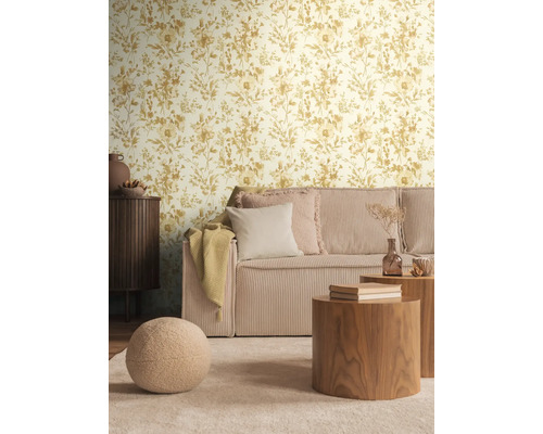 Vardagsrum med blommönstrad tapet, manchester soffa, soffbord och matta för en mysig atmosfär