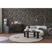 Vardagsrum med blommig tapet, soffa, matta och trädetaljer för en mysig atmosfär