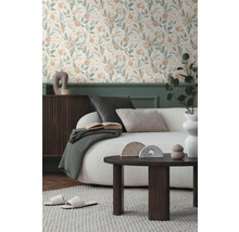 Vardagsrum med blommig tapet, soffa och soffbord