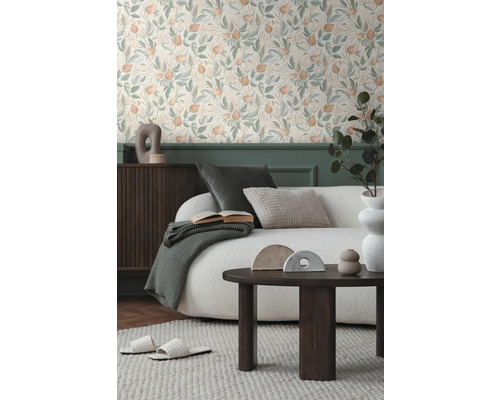 Vardagsrum med blommig tapet, soffa och soffbord