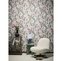 Rumsbild med blommönstrad tapet, fåtölj och sidobord