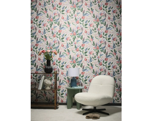 Rumsbild med blommönstrad tapet, fåtölj och sidobord