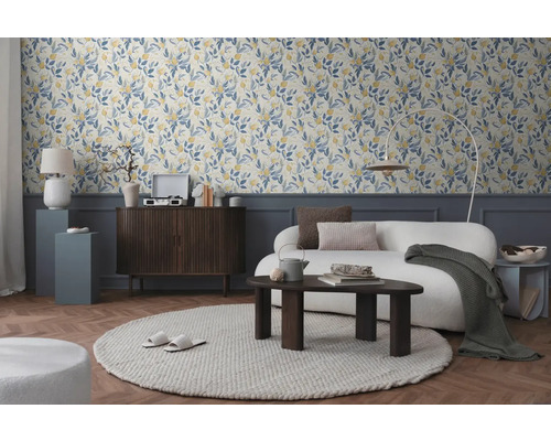 Vardagsrum med blommönstrad tapet, soffa och träbord