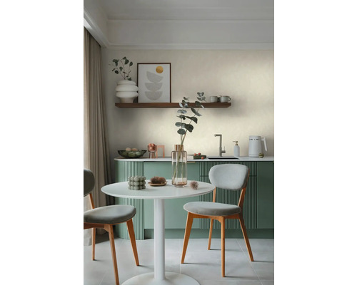 Ljust kök med matbord och stolar, vägghylla med dekorationer och inramad bild
