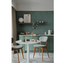 Ljust kök med matbord och stolar i en modern design