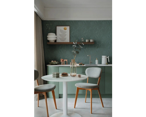 Ljust kök med matbord och stolar i en modern design