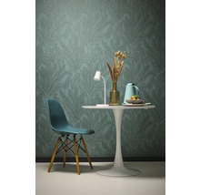 Vardagsrum med mönstrad tapet, matbord och stol